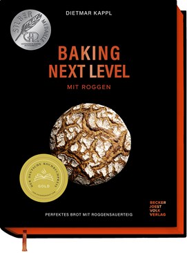 Buchcover „Baking Next Level mit Roggen“ mit dunkelrotem Hintergrund und rundem Roggenbrot in Nahaufnahme.