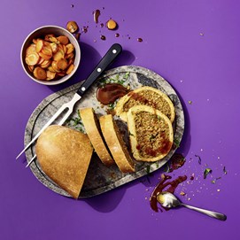 uchcover „Boys don't cook“ mit Comicfigur mit lila Irokesenfrisur, gelbem Hintergrund und Punk-Optik.
