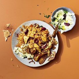 uchcover „Boys don't cook“ mit Comicfigur mit lila Irokesenfrisur, gelbem Hintergrund und Punk-Optik.
